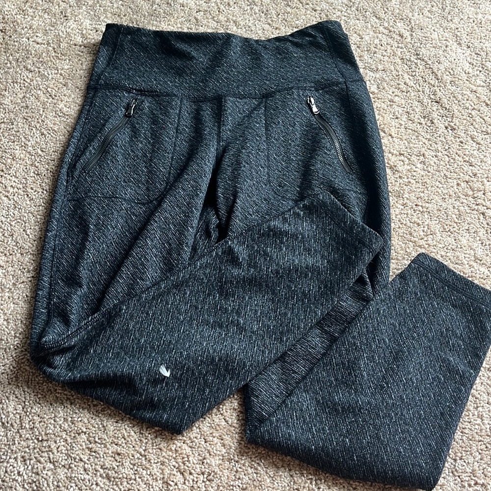 Leggings with zip pockets